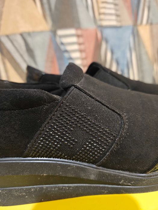 Wsuwane botki na koturnie