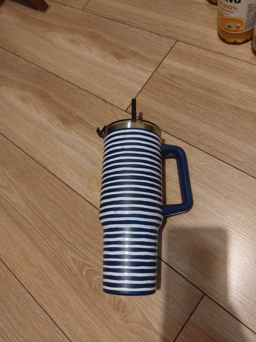Nowy kubek termiczny ze słomką eloy 1200 ml w biało granatowe paski