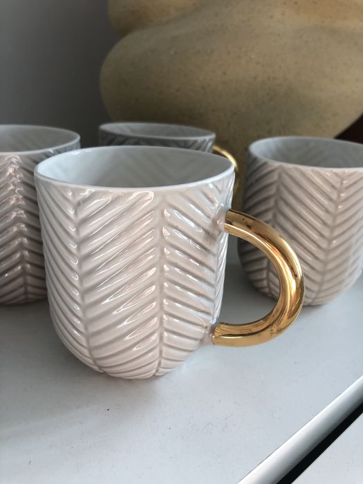 Zestaw kubków porcelanowych ze złotym uchem lutumursi