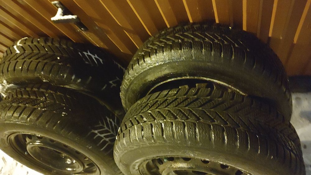 Opony zimowe Dębica kpl felgi i kołpaki oryginalne Toyota Auris 2