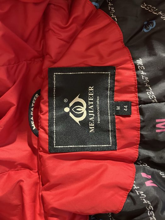 Жіноча червона куртка весна-осінь.