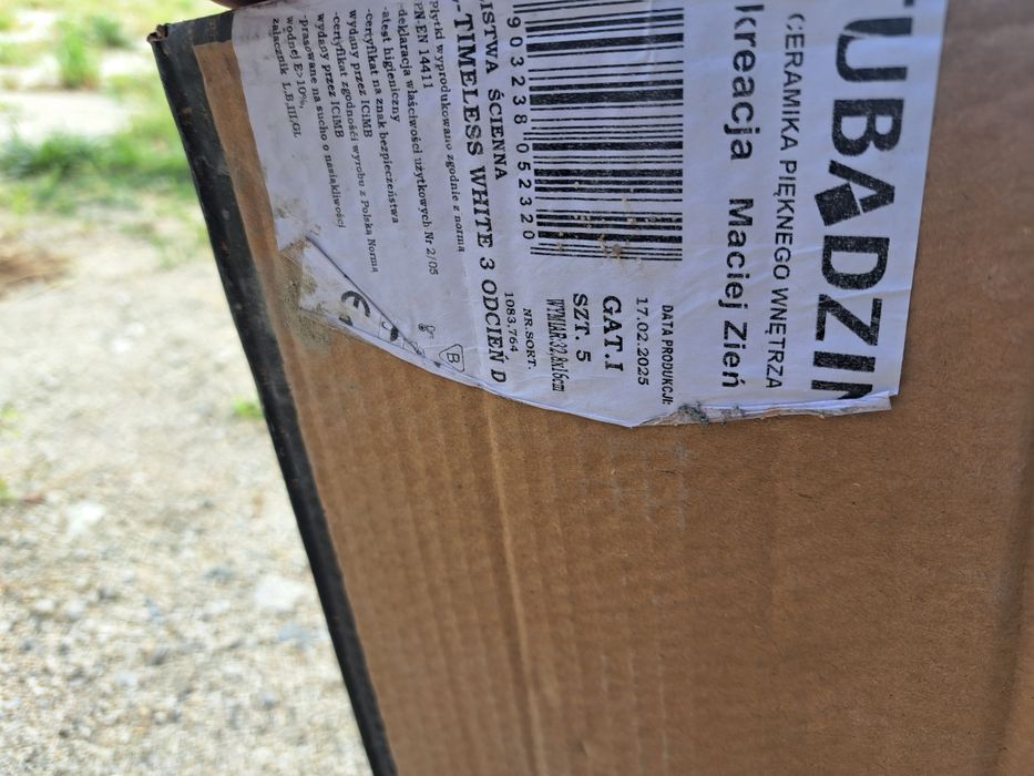 Pozostałości po budowie płytki Tubądzin Maciej Zień Timeless white