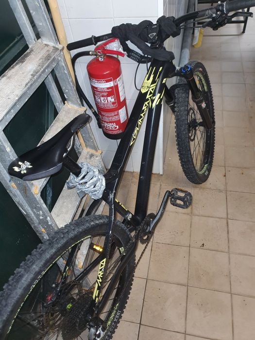 Bicicleta Commencal Downhil, suspensão ROCkSHOK dianteira .