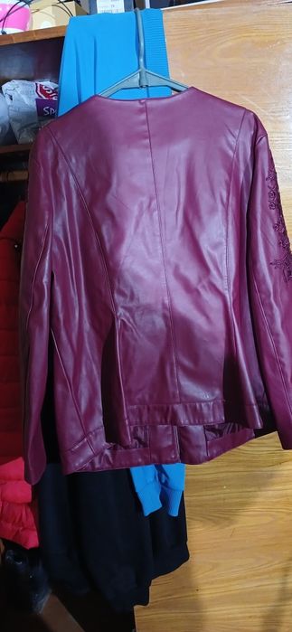 Продам женскую кожаную куртку