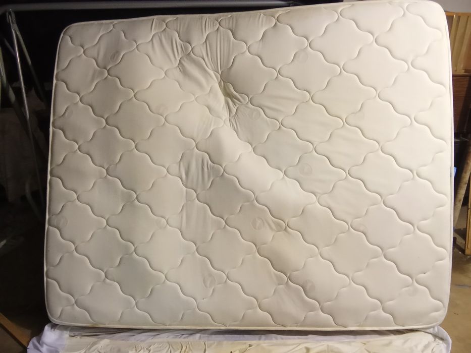 Cama com colchão usado