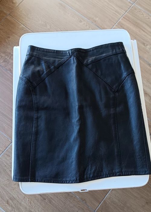 Mini saia preta de pele genuína.