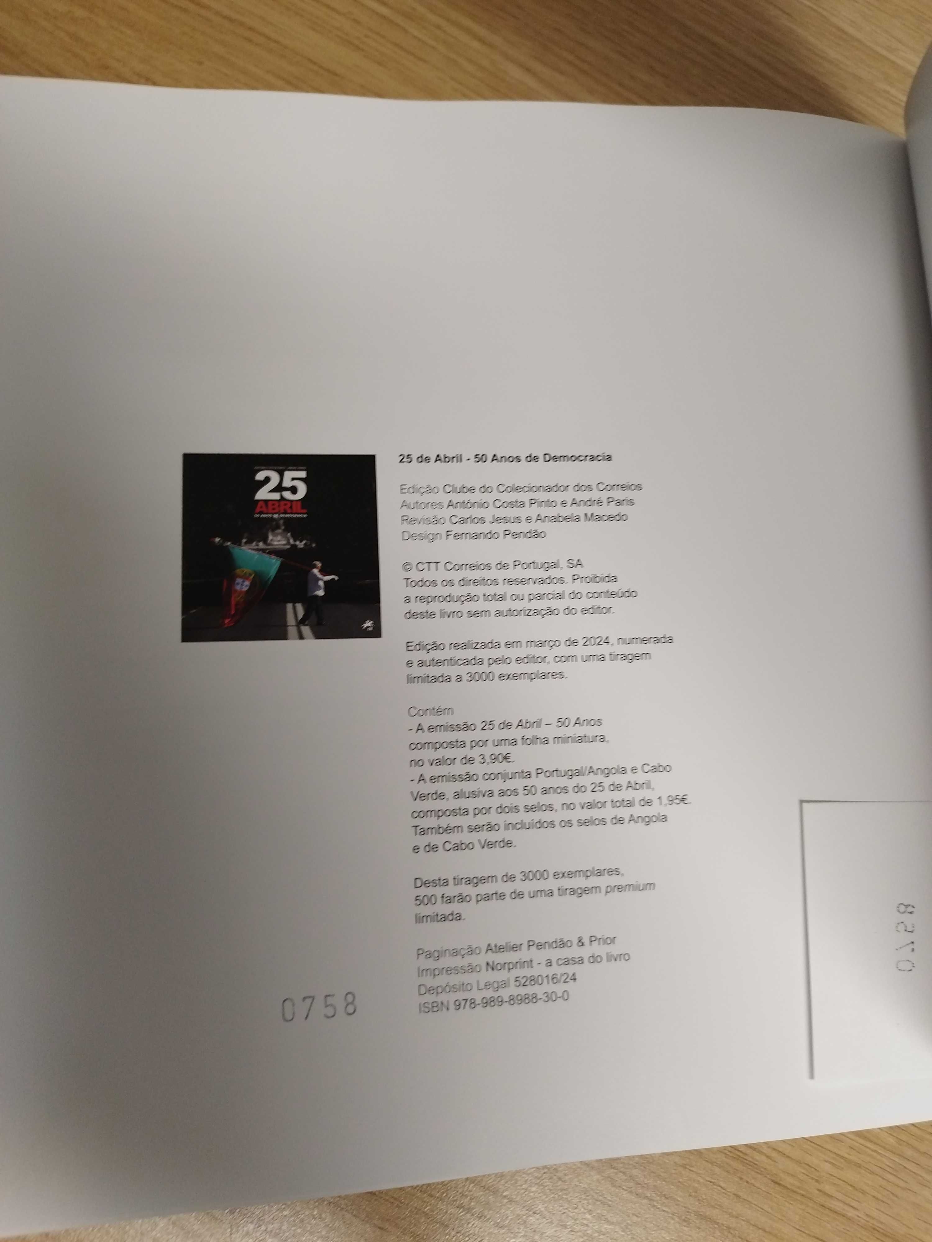 CTT - Livro 25 Abril - 50 Anos de Democracia. Assinado pelos autores
