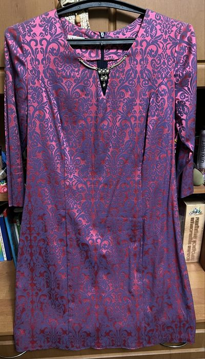 Сукня жіноча переливається з рожевого до червонішого