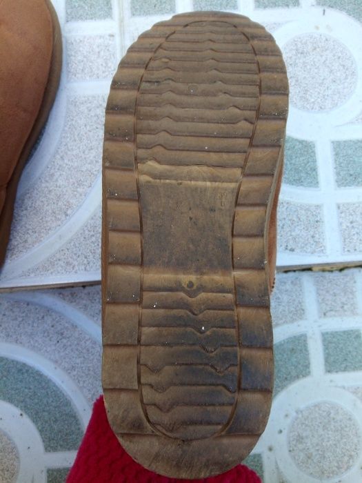 Botas pantufas castanhas com pêlo e laço