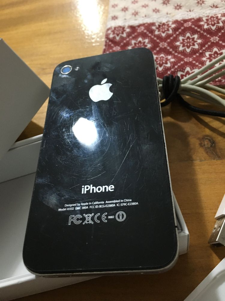 iPhone 4, 16 GB, kolekcjonerski, z pełnym zestawem akcesoriów