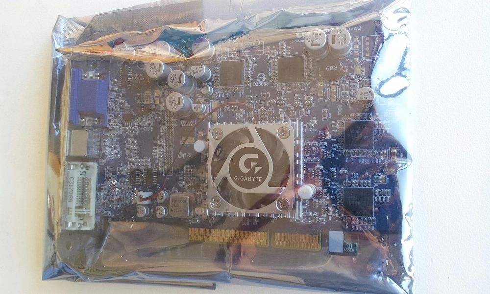 Placa Gráfica Gigabyte GV-R9600PRO AGP