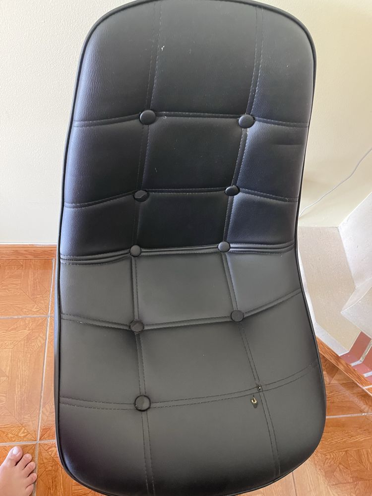 Mesa Preta com Cadeiras