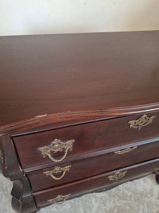 Komoda brzuchatka na lwich nogach