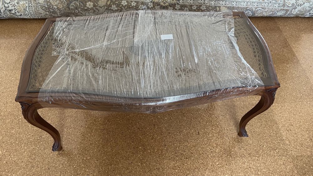 Mesa de apoio antiga com vidro e palhinha