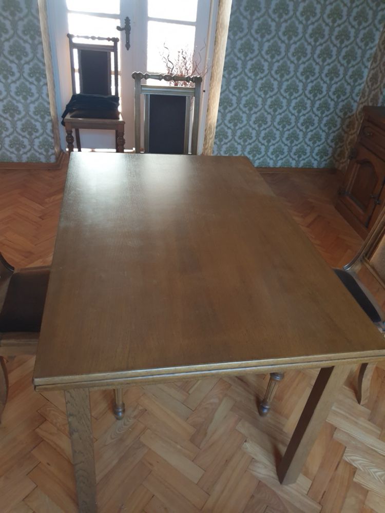 Stół plus 6 debowych krzeseł.