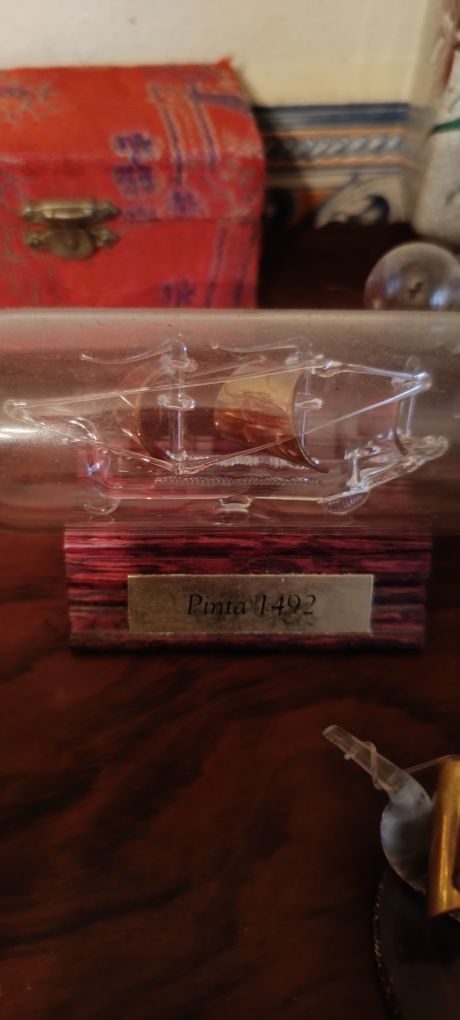 Barcos dentro de garrafas de decoração