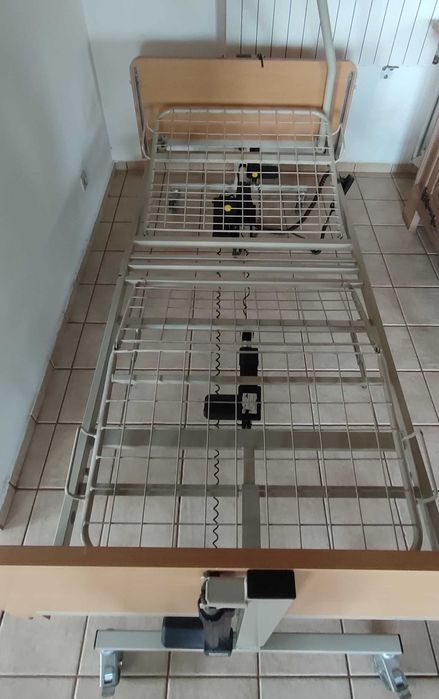 Cama hospitalar com ajuste elétrico de altura e inclinação