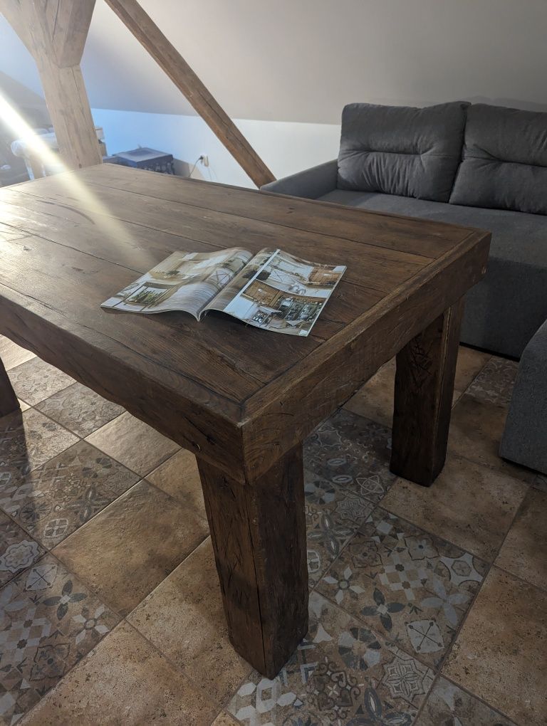 Piękny gruby solidny dębowy duży stół z litego drewna