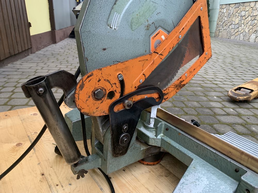 Piła kapowa kapówka ukośnica DeWalt 1,5 kw 230v 30cm tarcza