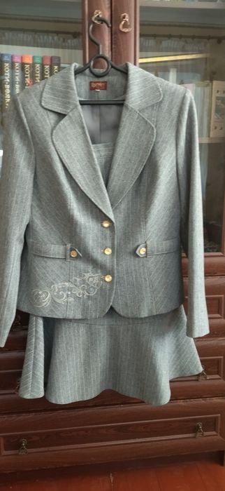 Елегантний жіночий костюм 50 розміру