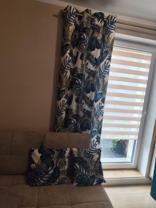 Sprzedam  dwie zasłony z poduszkami