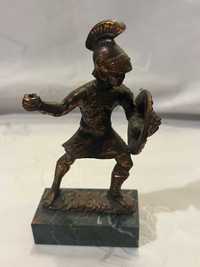 Figurka z mosiądzu przedstawiająca greckiego gladiatora
