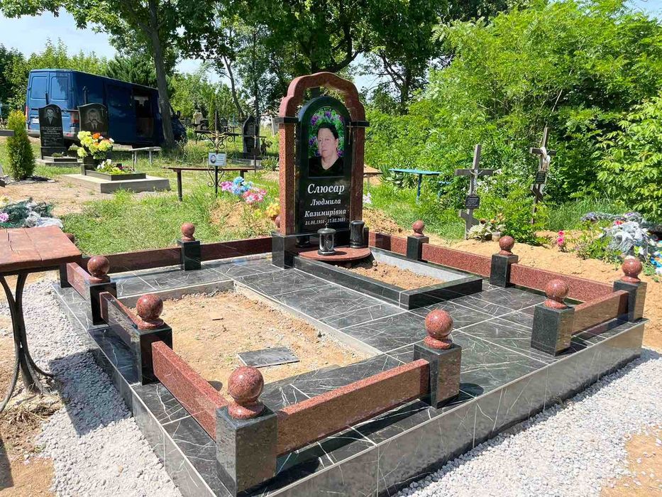 Пам'ятники та вироби з граніту