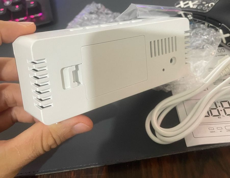 Настільний годинник з будильником