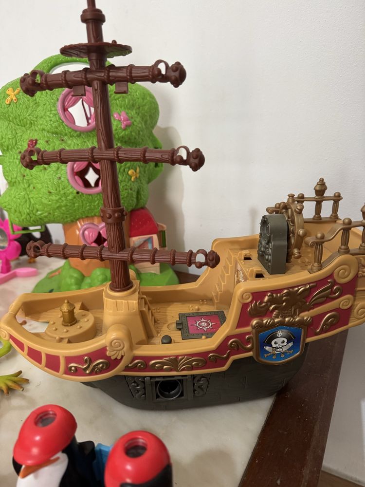 Brinquedos, barco de piratas, casinha para binquedos