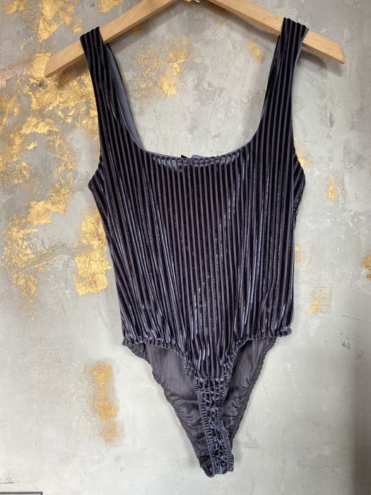 PtettyLittleThing body w paski aksamit odkryte plecy 40