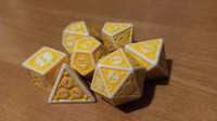 Zestaw 7 kości RPG DnD D&D fabularne białe żółte zdobione runiczne