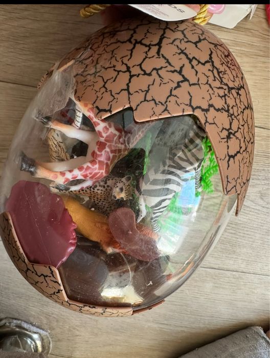 Яйце з динозаврами