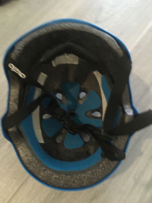 Trotinete com equipamento proteção