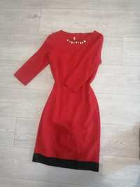 Червона сукня приталена