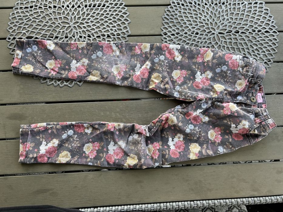 F&F spodnie w kwiaty roz.128