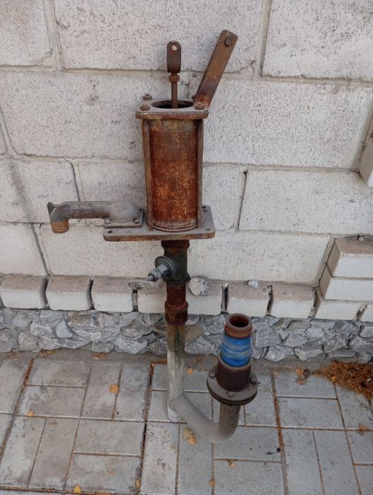 Фонтал ручной для накачивания воды