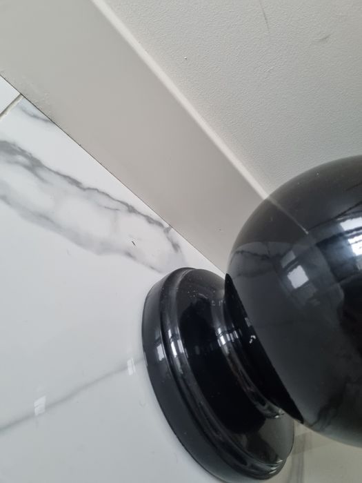 Czarny wazon na groby lakierowany kula