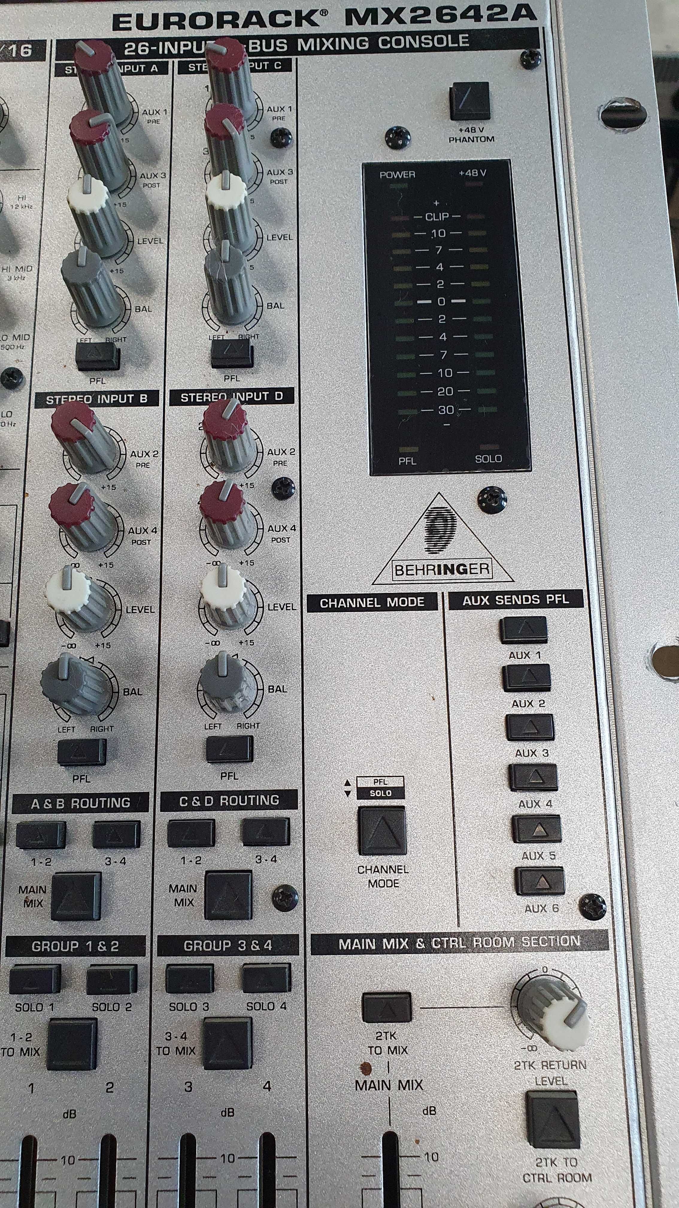 Behringer Eurorack MX2642A 26-Input 4-Bus Микшерный пульт