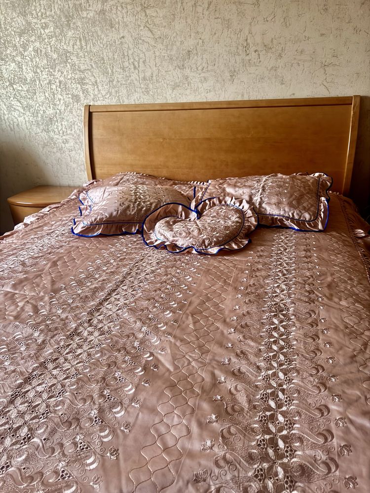 Атласне покривало на двоспальне ліжко з трьома наволочками