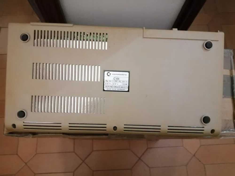 Commodore 64 completo com leitor e drive / portes incluídos