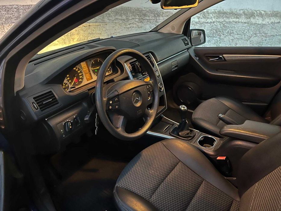 Mercedes B180 de 2008 Circula mas tem batida no motor
