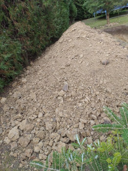 Oddam gline- ziemie z  wykopu