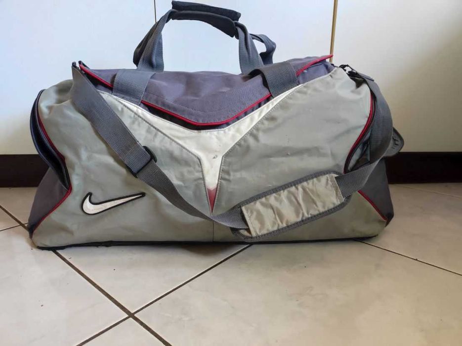 torba na ramię do ręki Nike sportowa walizka firmowa turystyczna lekka