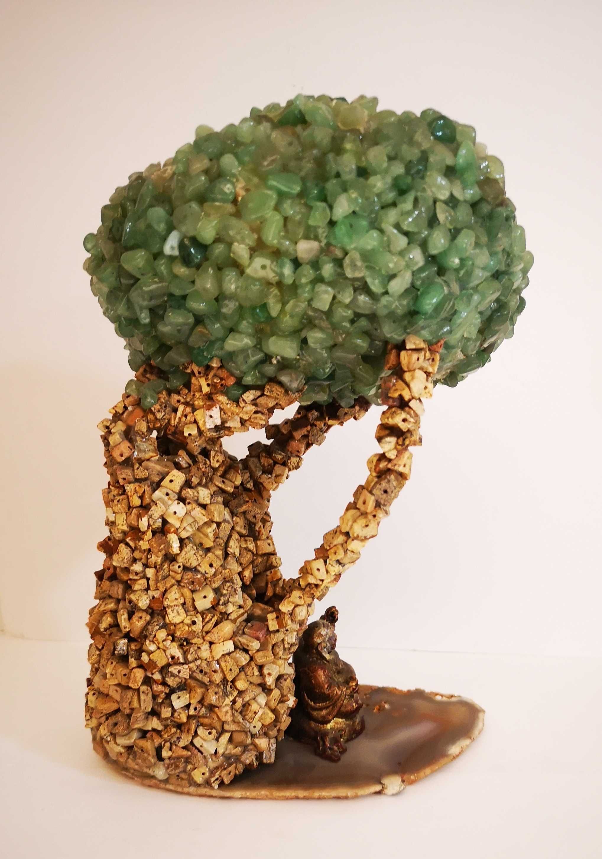 Kamienne drzewo z siedzącym buddą