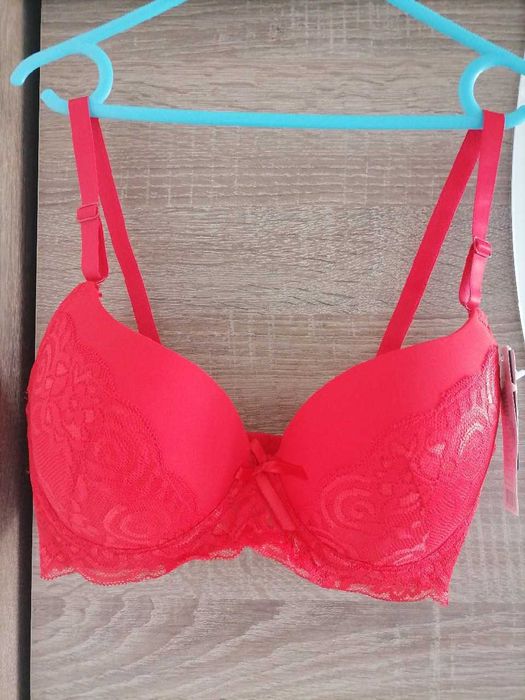 Biustonosz czerwony "Han" roz 75C-34. Nowy.