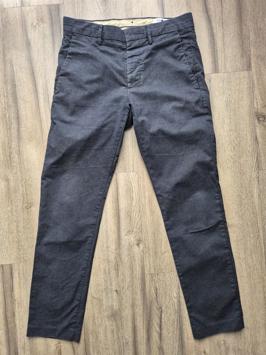 NN07 spodnie męskie 30/32
Kolor szary
Minimalnie przy kieszeniach do p