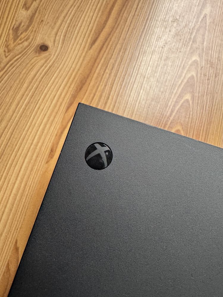 Xbox series x 1tb + 2 pady