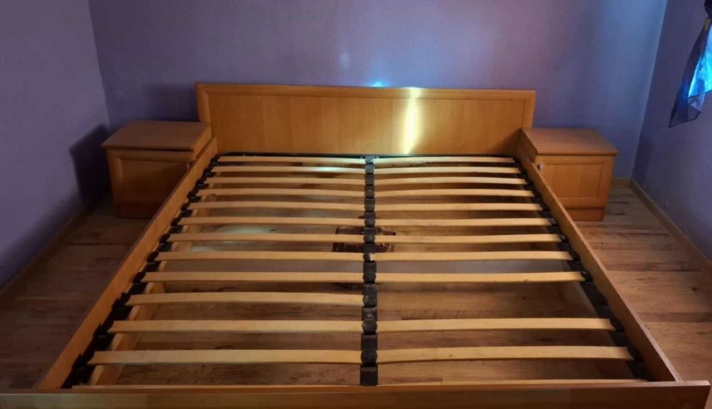 Zestaw drewnianych mebli do sypialni