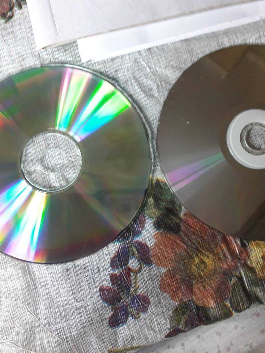Продам видеокассеты, диски к компьютеру
