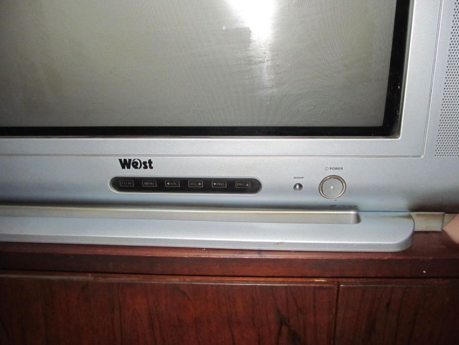 Цветной телевизор West.
